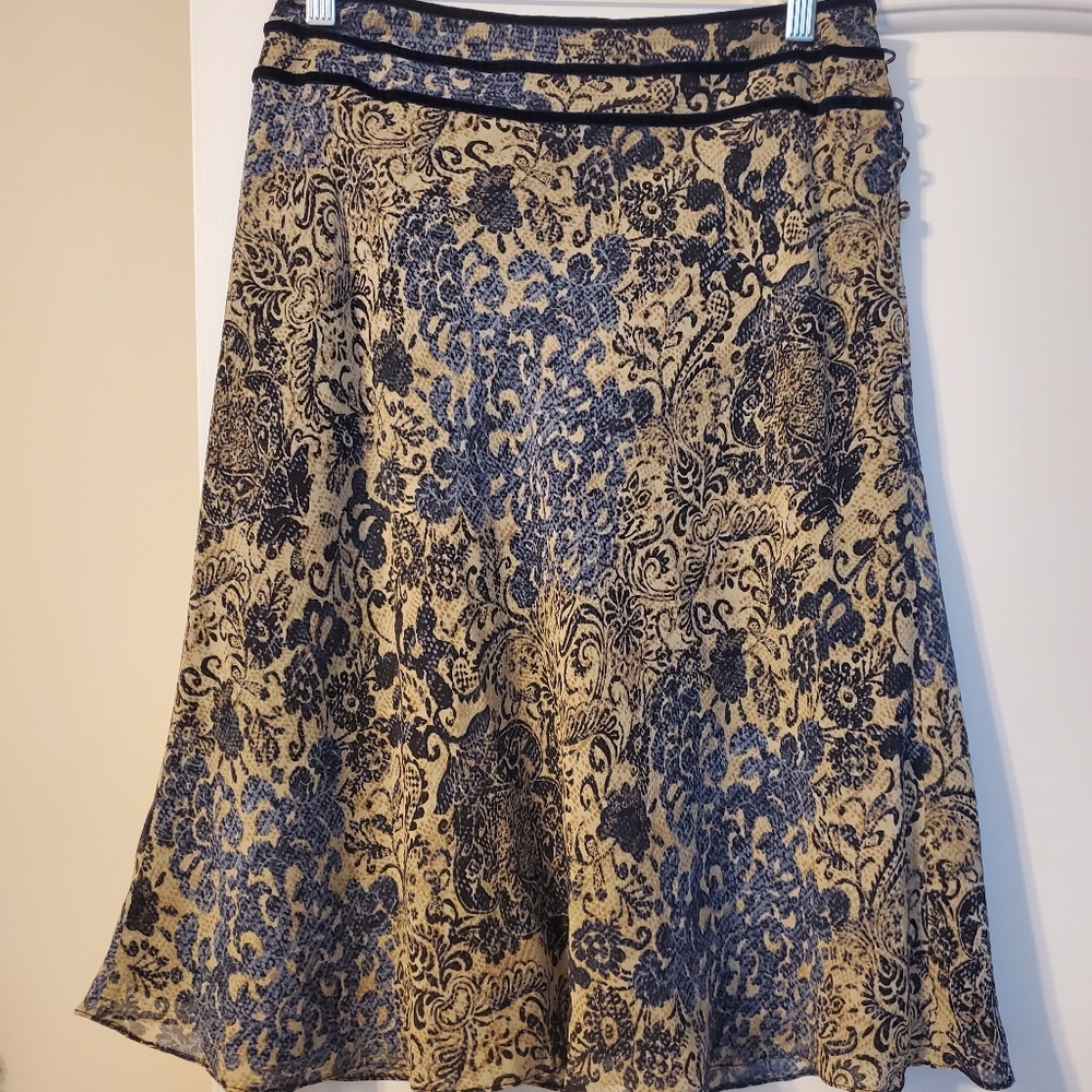 Ann Taylor flowey fully lined skirt with velvet detail. Size 2 petite.